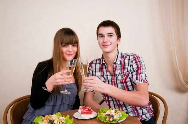 Jonge, aantrekkelijke, gelukkig, glimlachen paar vieren met champa — Stockfoto