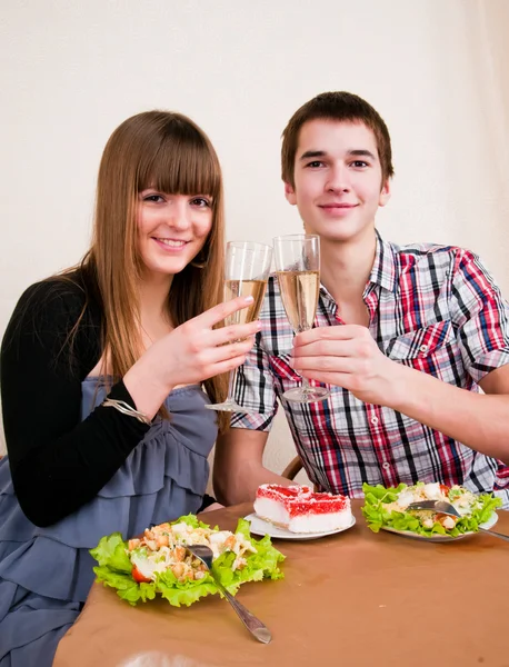 Jonge, aantrekkelijke, gelukkig, glimlachen paar vieren met champa — Stockfoto