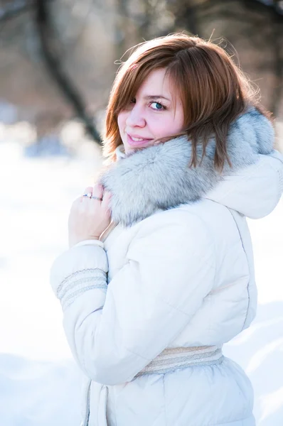 Mladá žena zimní portrét. mělké dof. — Stock fotografie