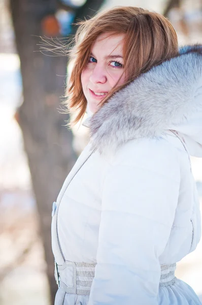 Winterporträt einer jungen Frau. flacher dof. — Stockfoto
