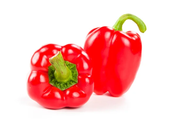 Duas pimentas vermelhas frescas em branco — Fotografia de Stock