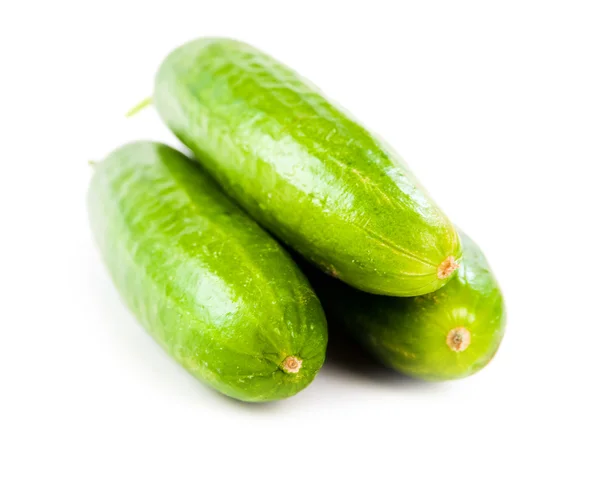 健康食品。孤立在白色背景上的绿色黄瓜 — 图库照片