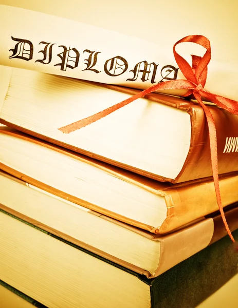 Diploma con nastro rosso e libri — Foto Stock