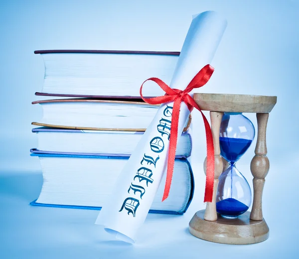 Diploma, livros e ampulheta — Fotografia de Stock