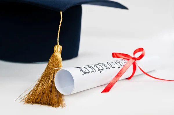 Sombrero de graduación y diploma — Foto de Stock