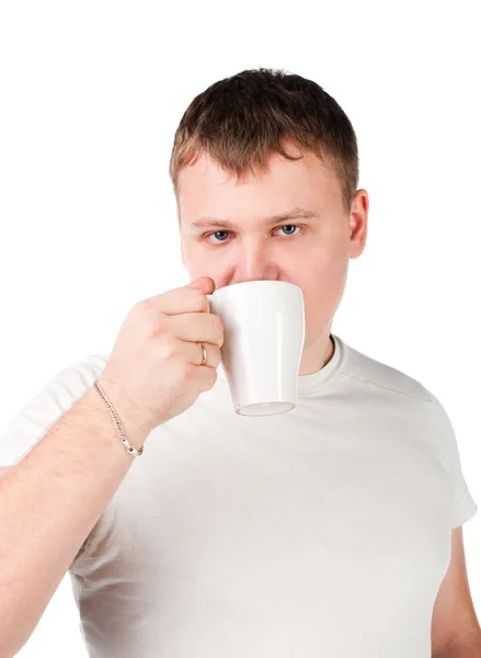 Junger Mann trinkt eine Tasse — Stockfoto
