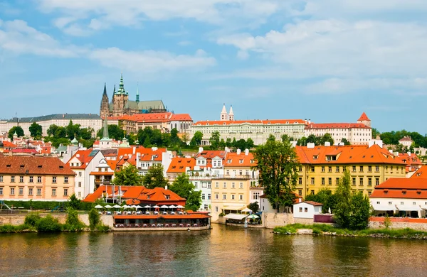 Pohled na letní Prahy nad řeky Vltavy — Stock fotografie