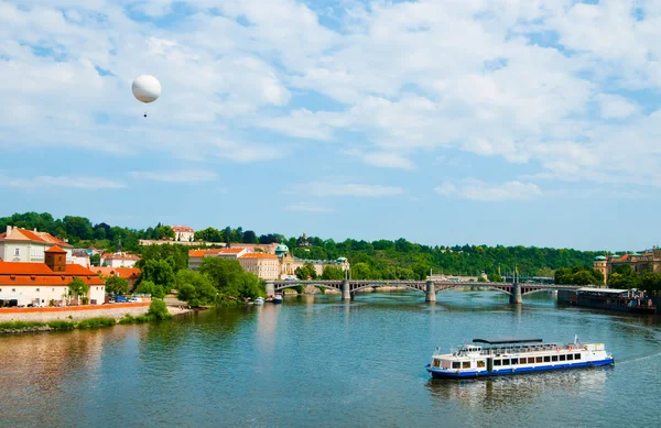 Doğum vltava Nehri üzerinde yaz Prag görünümü — Stok fotoğraf