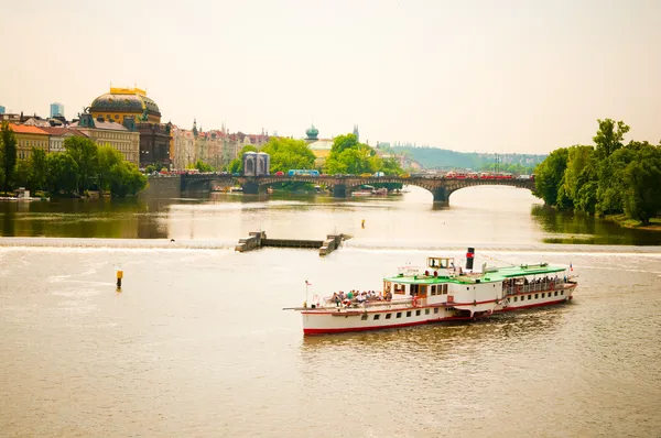 Visa på sommaren Prag ovanför floden vltava — Stockfoto