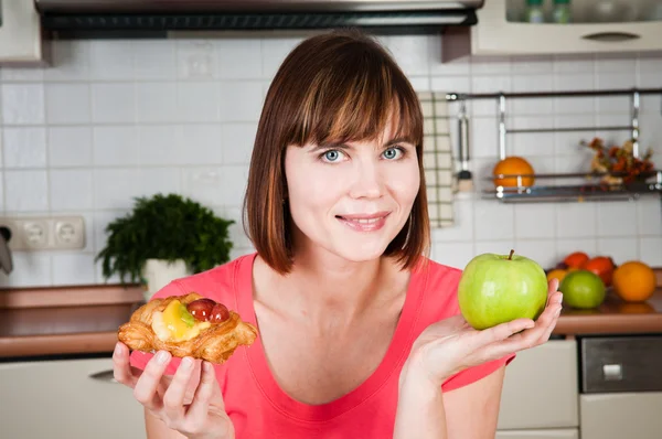 Ung kvinna väljer hälsosam kost — Stockfoto