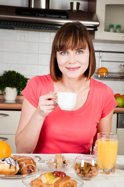 Ung kvinna njuter av en kopp kaffe — Stockfoto