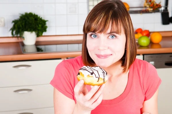 Junge Frau genießt einen Donut — Stockfoto