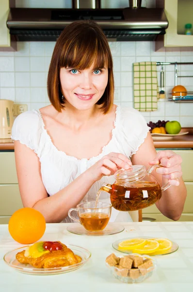 Joven hermosa mujer feliz con té — Foto de Stock