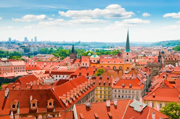 布拉格城市从山的看法 — 图库照片