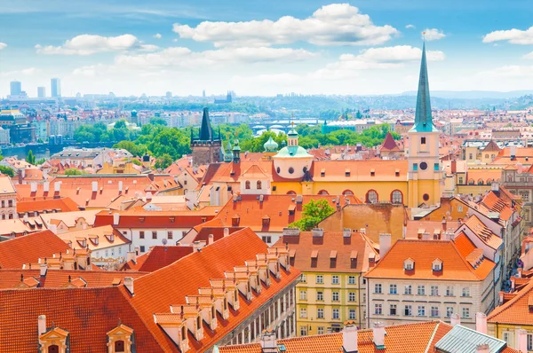 Uitzicht op Praag stad vanaf hill — Stockfoto