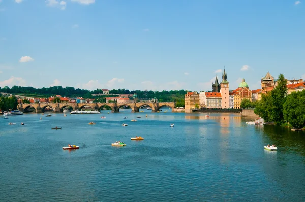 La vista sobre el verano Praga sobre el río Moldava —  Fotos de Stock