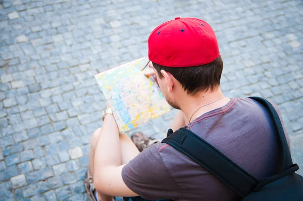 Turisti per strada guardando una guida — Foto Stock