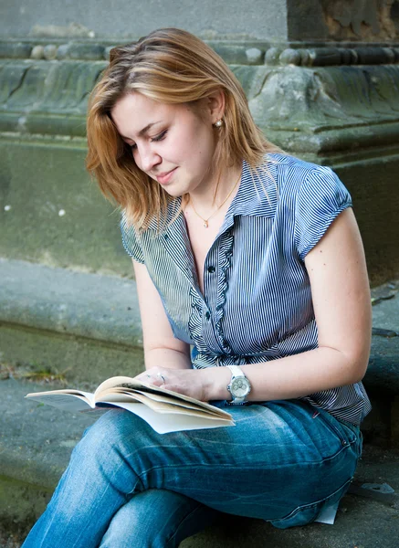 Žena sedí a čtení v Praze — Stock fotografie