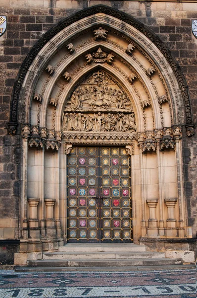 Praga, Vysehrad, decorou a porta da catedral — Fotografia de Stock