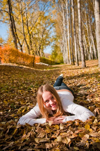 Young pretty woman on the autumn leaf — Stock Photo, Image