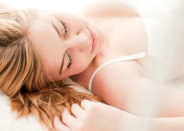 Sexy blonde vrouw slapen op bed in lingerie — Stockfoto