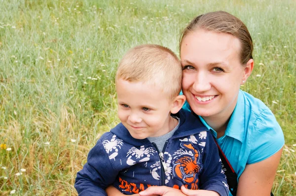 Una madre y un hijo divirtiéndose — Foto de Stock