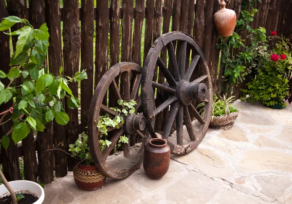 Una vieja rueda de madera alrededor del granero. Países Bajos — Foto de Stock
