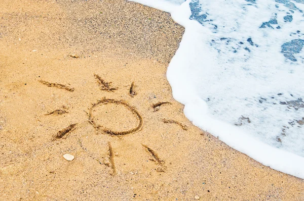 Ritning av solen i sanden på exotiska strand — Stockfoto