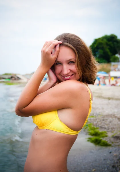 Módní záběr krásná žena na pláži — Stock fotografie