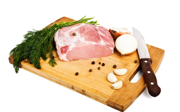 原料新鲜的肉上船与白色背景上的调味品 — 图库照片#