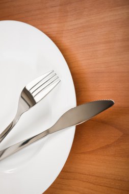 bıçak ve çatal beyaz plaka üzerinde