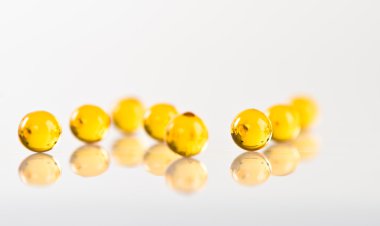 beyaz izole sarı kapsül