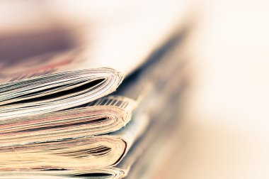 Dergi yığınının büyük yüksek yığılmış.