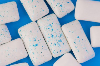 Mavi çiğneme diş etleri