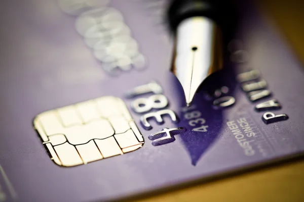 Kredi kartı ve kalem. — Stok fotoğraf
