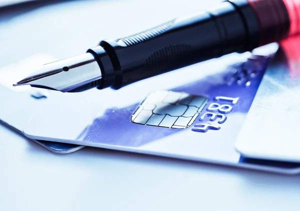 Кредитная карта и ручка — стоковое фото