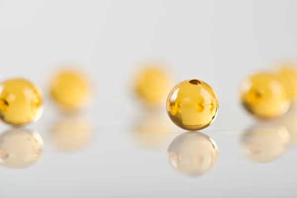 Gele capsules geïsoleerd op wit — Stockfoto