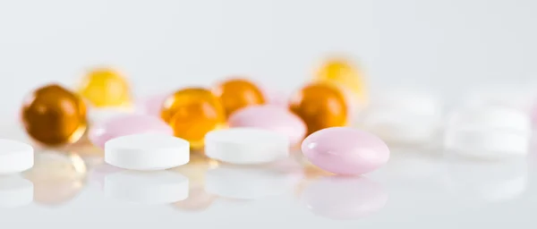 Kleurrijke tabletten met capsules — Stockfoto
