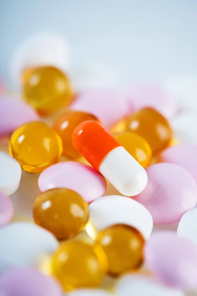 Kleurrijke tabletten met capsules — Stockfoto