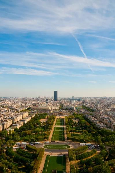 Visa från Eiffeltornet på berömda champs de mars — Stockfoto