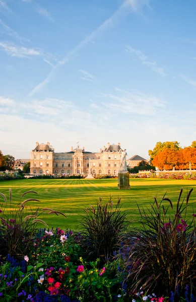 Jardin du 룩셈부르크 궁전 및 동상입니다. 몇몇 꽃은 — 스톡 사진
