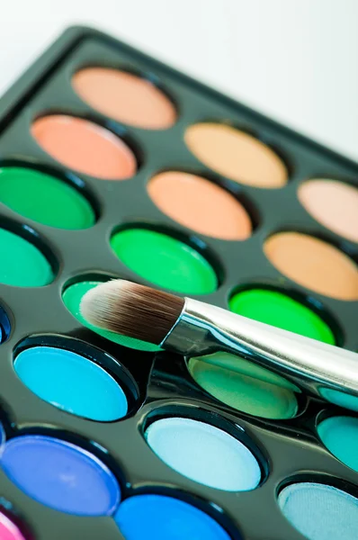 Kolorowe cienie do powiek ze szczotką kosmetyczną — Zdjęcie stockowe