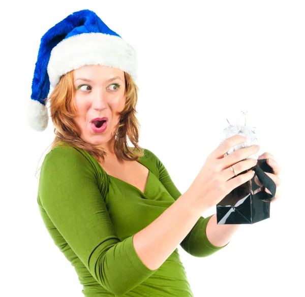 Hermosa mujer feliz mirando dentro de negro bolsa de regalo de compras loo —  Fotos de Stock