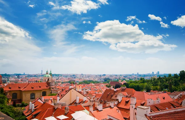 Uitzicht op Praag stad vanaf hill — Stockfoto