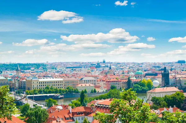 Vista da cidade de Praga a partir da colina — Fotografia de Stock