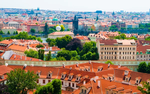 Blick auf Prag vom Hügel — Stockfoto