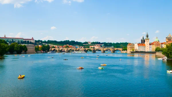 Pohled na letní Prahy nad řeky Vltavy — Stock fotografie