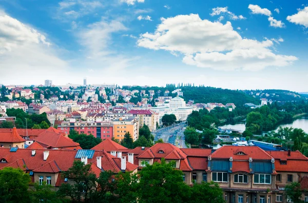 Prague staden från vysehrad hill — Stockfoto