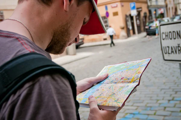 Turystów na ulicy, patrząc na mapę — Zdjęcie stockowe