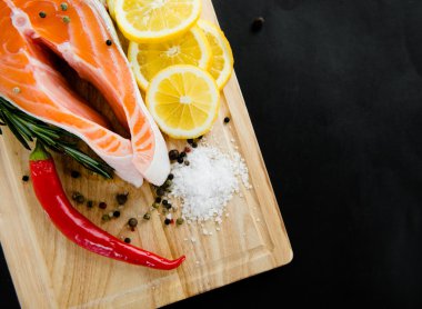 somon ve ahşap bir gemide baharat